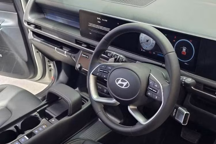 Phiên bản cao nhất có đồng hồ hiển thị dạng kỹ thuật số kích thước 10,25 inch, màn hình giải trí cảm ứng 10,25 inch đi kèm 6 loa Bose cùng phanh tay điện tử tích hợp Auto Hold góp phần hoàn thiện không gian tiện nghi...