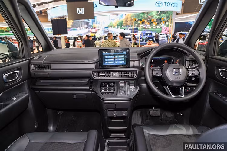 Bên trong, Step WGN có thể được trang bị màn hình cảm ứng trung tâm tự do lớn 11,4 inch được liên kết với hệ thống thông tin giải trí Honda Connect Navi, cùng với màn hình đa phương tiện treo trần 15,6 inch phía sau.