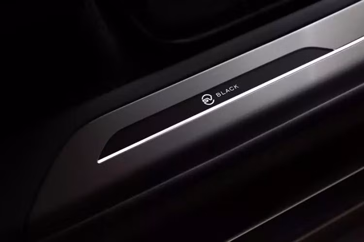 Nhưng hóa ra đó chỉ là điểm khởi đầu. Vài ngày sau, Land Rover tiếp tục công bố Defender OCTA Black Edition – phiên bản đặc biệt này không bị giới hạn tại Mỹ. Thật vậy, trong khi Range Rover Sport SV Black được công bố giá cho các thị trường như Anh và Úc, thì không có thông tin nào cho Mỹ. Riêng Defender OCTA Black lại có thông cáo báo chí riêng dành cho khu vực Bắc Mỹ.