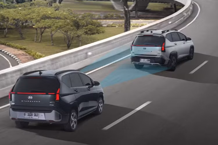 Xe cũng được trang bị hệ thống ADAS với gói Hyundai Smart Sense bao gồm các tính năng như cảnh báo điểm mù, cảnh báo va chạm phía trước, cảnh báo lệch làn và hỗ trợ giữ làn, cảnh báo phương tiện cắt ngang phía sau, ga tự động thích ứng, đèn pha tự động thích ứng...