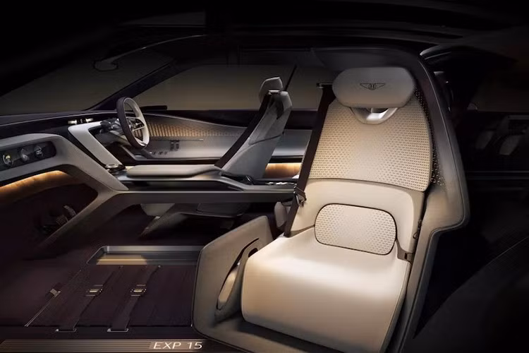 Sự kỳ quặc không dừng lại ở đó vì ghế hành khách có thể được di chuyển thành ba vị trí khác nhau. Có vị trí phía sau Tiêu chuẩn, chế độ Thư giãn ngả ra sau và chế độ Co-Pilot cho phép ghế được di chuyển lên cùng với người lái. Ghế cũng có thể xoay ra ngoài 45 độ để ra vào dễ hơn.