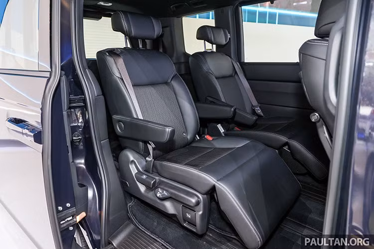 Ghế tiện dụng kiểu Ottoman cũng được trang bị cho các phiên bản cao cấp hơn, trong khi công tắc cửa trượt trụ B đã được thêm vào để đóng mở dễ dàng hơn. Trong khi đó hàng ghế thứ 3 đã được bố trí đẩy về phía trên nhiều hơn, cũng như hàng 2 có lưng và tựa đầu thấp hơn để người ngồi ở cuối cũng dễ dàng nhìn về trước.