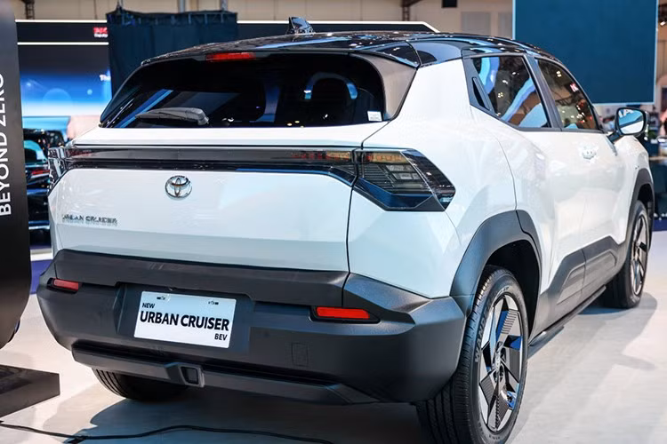 Về thiết kế, Toyota Urban Cruiser EV sở hữu phần đầu xe kiểu "cá mập đầu búa" tương tự Camry thế hệ mới, cùng các chi tiết ốp nhựa ở hốc bánh và thân dưới tạo phong cách mạnh mẽ, thiên hướng địa hình. Xe được trang bị mâm kích thước từ 18-19 inch có ốp khí động học và bán kính quay vòng đạt 5,2 mét nhờ thân hình nhỏ gọn.