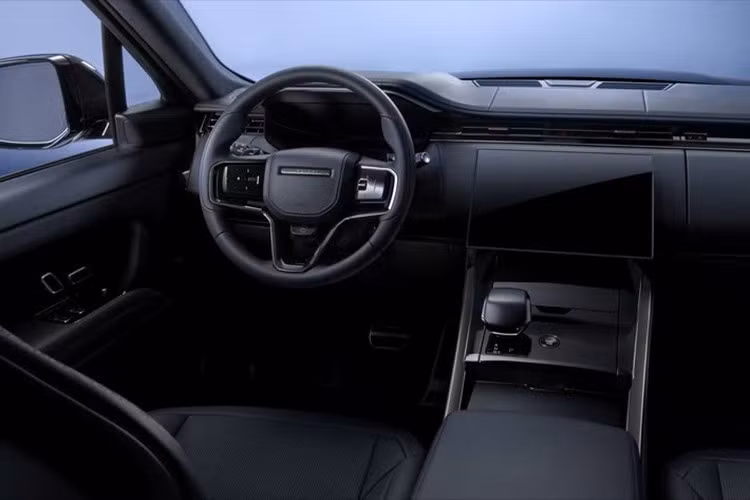 Cụ thể, tại Úc, giá khởi điểm từ 464.000 AUD, khoảng 7,9 tỷ đồng (giá lăn bánh), còn tại Anh là 188.025 bảng Anh, tương đương 6,65 tỷ đồng cho bản trục cơ sở ngắn (SWB) và 204.925 bảng Anh, gần 7,25 tỷ đồng cho bản trục cơ sở dài (LWB). Tất nhiên, đây là mẫu đắt nhất trong ba mẫu Black Edition.