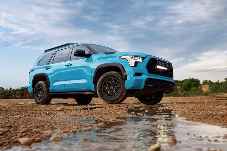 Ở lần nâng cấp giữa vòng đời này, Toyota Sequoia 2026 sẽ được điều chỉnh giá tăng nhẹ. Cụ thể, bản tiêu chuẩn có giá khởi điểm từ 64.025 USD (khoảng 1,67 tỷ đồng), bản Limited từ 69.795 USD (tương đương 1,82 tỷ đồng) và bản Capstone từ 84.435 USD (2,20 tỷ đồng).