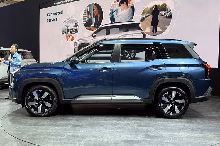 Mẫu SUV 7 chỗ này có kích thước tổng thể dài x rộng x cao lần lượt là 4.680 x 1.840 x 1.780 mm, trục cơ sở đạt 2.815 mm. Kích thước này lớn hơn đáng kể so với Xforce và chỉ kém đôi chút so với Pajero Sport.