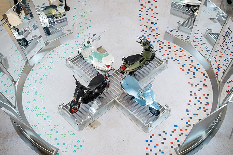 Bên cạnh đó là không gian trưng bày thế giới phụ kiện phong phú của Piaggio Vespa với bộ sưu tập thời trang cao cấp gồm mũ bảo hiểm, găng tay, áo khoác, bình giữ nhiệt và những thiết kế áo thun thời thượng thuộc BST DEC (Dealer Equipment Collection).