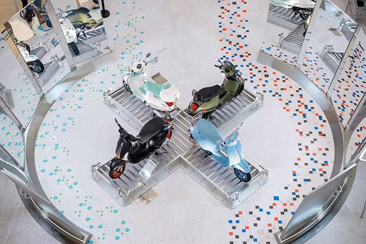 Bên cạnh đó là không gian trưng bày thế giới phụ kiện phong phú của Piaggio Vespa với bộ sưu tập thời trang cao cấp gồm mũ bảo hiểm, găng tay, áo khoác, bình giữ nhiệt và những thiết kế áo thun thời thượng thuộc BST DEC (Dealer Equipment Collection).