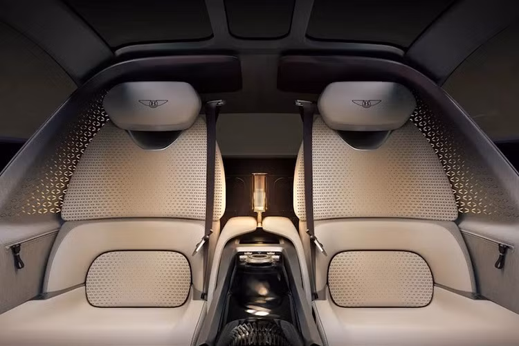 Bentley lưu ý rằng có nhiều chỗ để chân ở các vị trí ghế ngồi phía sau do không có ghế hành khách phía trước. Công ty cũng đề cập đến hệ thống lưu trữ sàn Concertina, có chỗ để chân gập xuống sàn khi không sử dụng. Chiếc xe có bảng táp-lô hình đôi cánh 'Wing Gesture' đặc trưng của Bentley, nhưng có thể hoạt động như một màn hình kỹ thuật số toàn chiều rộng.