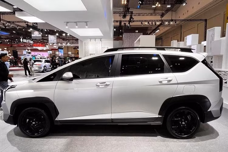 Kích thước của Cartenz dài 4.575 mm, rộng 1.780 mm, cao 1.695 mm và khoảng sáng gầm xe 185 mm. Trong khi đó, Cartenz X sở hữu kích thước lớn hơn một chút với chiều dài 4.610 mm, rộng 1.820 mm, cao 1.740 mm và khoảng sáng gầm 190 mm.