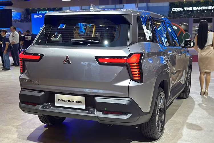 Hệ thống treo trên Destinator cũng được tinh chỉnh riêng để phù hợp với đặc điểm vận hành của khu vực Đông Nam Á, vốn có nhiều đoạn đường xấu, ổ gà hoặc địa hình hỗn hợp. Nhờ đó, xe mang lại cảm giác êm ái và ổn định, đặc biệt khi di chuyển cùng đầy đủ 7 hành khách.