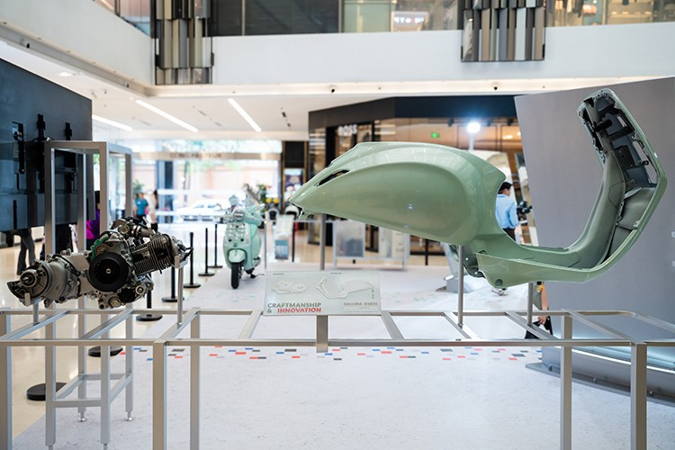 Phiên bản Vespa Primavera 2025 nổi bật với diện mạo ton-sur-ton ấn tượng: bảng màu sơn thời thượng được đồng bộ với các chi tiết hoàn thiện, đầy hài hòa và cuốn hút.