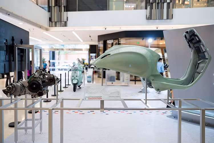 Phiên bản Vespa Primavera 2025 nổi bật với diện mạo ton-sur-ton ấn tượng: bảng màu sơn thời thượng được đồng bộ với các chi tiết hoàn thiện, đầy hài hòa và cuốn hút.