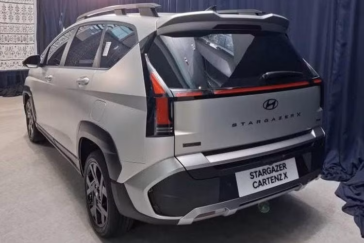 Phiên bản Cartenz X toát lên vẻ mạnh mẽ hơn nhờ thanh giá nóc kiểu bridge-type. Hệ thống đèn full LED, bao gồm đèn pha Multi Focus Reflector, đèn chạy ban ngày và đèn hậu LED. Bộ mâm hợp kim 17 inch 5 chấu mới.