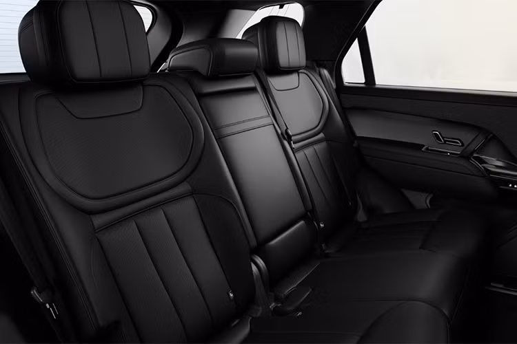 Nội thất sử dụng tông màu Ebony Near‑Aniline mới. Dòng xe này cũng sẽ trang bị lốp Pirelli P Zero thế hệ mới, lần đầu tiên trong ngành, và SV Black đi kèm một tính năng khá lạ – sàn cảm ứng rung (haptic floor). Cụ thể, “Range Rover đang mở rộng công nghệ âm thanh và chăm sóc sức khỏe tiên phong của mình” với ghế sau Body‑And‑Soul và sàn cảm giác đầu tiên trên thế giới.