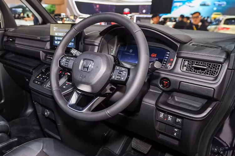 Tính thực dụng luôn là điểm thu hút khách hàng của mẫu xe Honda Step WGN và mẫu xe mới nhất này cũng không khác biệt. Xe được trang bị 7 chỗ ngồi với khả năng sắp xếp linh hoạt. Hàng thứ hai có thể được di chuyển sang một bên và trượt hết cỡ về phía trước và phía sau, giúp người lái xe dễ dàng quan sát con của họ.