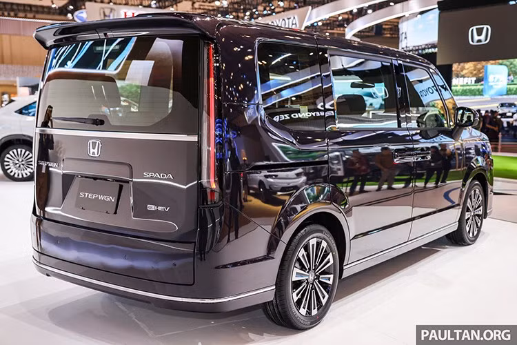 Các cửa bên này cũng có khả năng trượt điện, chỉ cần bấm một nút trên tay nắm là có thể đóng hoặc mở. Tuy nhiên thay đổi lớn nhất của đời 6 so với thế hệ StepWGN thứ 5 nằm ở phía sau, khi cửa hậu mở kép bất đối xứng mà Honda gọi là Waku Waku đã biến mất..