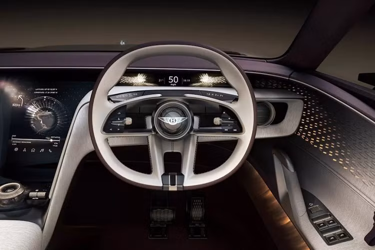 Phần đuôi xe có 2 cánh gió chủ động được gắn trên nóc xe. Chúng được kết hợp với bộ khuếch tán chủ động và đèn hậu hơi bao quanh khoảng trống có logo cùng dòng chữ Bentley chính giữa. Bentley không đi sâu vào nhiều chi tiết cụ thể, nhưng xác nhận rằng mẫu concept này dài hơn 5.000mm. Điều này cho thấy nó có thể nhỏ hơn Flying Spur, có chiều dài 5.316mm.