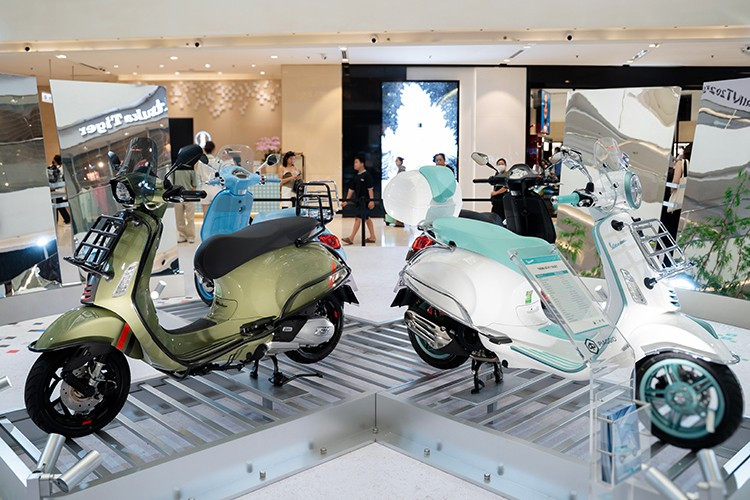 Các phiên bản Vespa S 2025, bao gồm Vespa Primavera S Green Amabile (Xanh lá), Blue Capri (Xanh dương), và White Innocente (Trắng); Vespa Sprint S Grey Intrepido (Xám), Black Convinto (Đen) Green Tenace (Xanh lá), và White Innocente (Trắng) được trưng bày với tính thẩm mỹ cao.