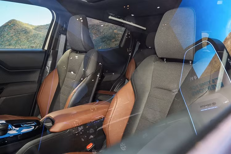 Khoang nội thất được trang bị hệ thống đèn viền 12 màu, camera 360 độ, màn hình cảm ứng trung tâm 10,1 inch và bảng đồng hồ kỹ thuật số 10,25 inch. Xe hỗ trợ kết nối điện thoại thông minh qua Apple CarPlay và Android Auto.