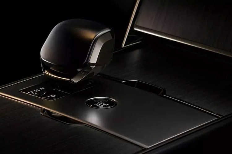 Dù sao, Range Rover SV Black cũng có những điểm đặc biệt riêng – từ cuối năm 2025, nó sẽ gia nhập cùng Range Rover SV Serenity và SV Intrepid với gói trang bị hoàn toàn màu đen, trở thành mẫu Range Rover tối nhất, bí ẩn nhất từng được tạo ra.