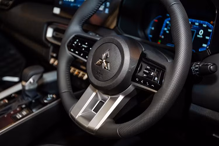 Mẫu SUV 7 chỗ mới này còn có hệ thống âm thanh cao cấp Yamaha Dynamic Sound, mang lại trải nghiệm âm thanh sống động và tinh chỉnh chuyên sâu, hứa hẹn đáp ứng tốt nhu cầu của người dùng trẻ hoặc gia đình yêu thích sự tiện nghi.