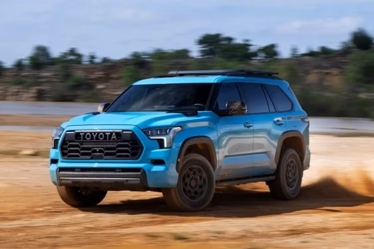 Dù chỉ là bản cập nhật giữa vòng đời, nhưng Toyota Sequoia 2026 mới nhận được một số cải tiến đáng chú ý về trang bị nội thất, tùy chọn màu sắc và mức giá cũng được điều chỉnh tăng so với đời trước.