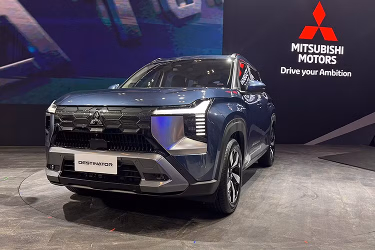Destinator sở hữu phong cách thiết kế “Gravitas - Dynamism” với diện mạo hầm hố, hiện đại. Phần đầu xe nổi bật với mặt ca-lăng tổ ong ba tầng phủ acrylic trong suốt, cụm đèn LED đặt cao và cản trước liền khối. Phần đuôi xe được thiết kế vuông vắn với cụm đèn hậu LED hình chữ T lấy cảm hứng từ bánh dự phòng của Mitsubishi Pajero.
