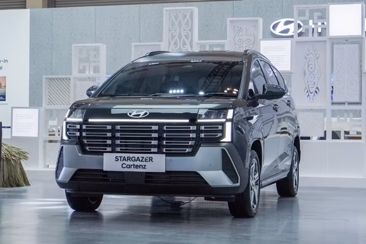 Theo đó, Hyundai Stargazer Cartenz và Cartenz X 2025 mới sở hữu thiết kế cứng cáp và hiện đại với phần đầu và đuôi xe được tái thiết kế hoàn toàn. Khoang nội thất cũng được nâng cấp mạnh mẽ, mang hơi hướng của các dòng xe cao cấp.