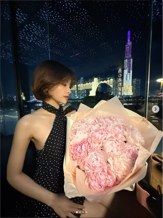 Nhiều fan hâm mộ của Lai Bâng thậm chí còn không ngại ngần gọi cô là "nữ thần" đích thực, xứng đôi với "thần rừng" của họ.