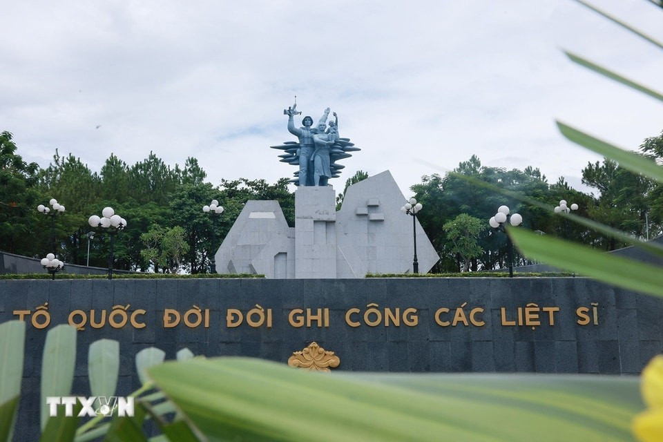 Thủ tướng Phạm Minh Chính thắp hương trên phần mộ liệt sỹ tại Nghĩa trang liệt sỹ Quốc gia Đường 9. (Ảnh: Dương Giang/TTXVN)