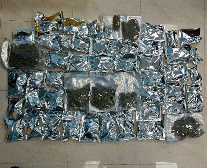 Các đối tượng trong đường dây mua bán ma túy bị bắt giữ cùng tang vật. Ảnh: Công an TP Đà Nẵng.
