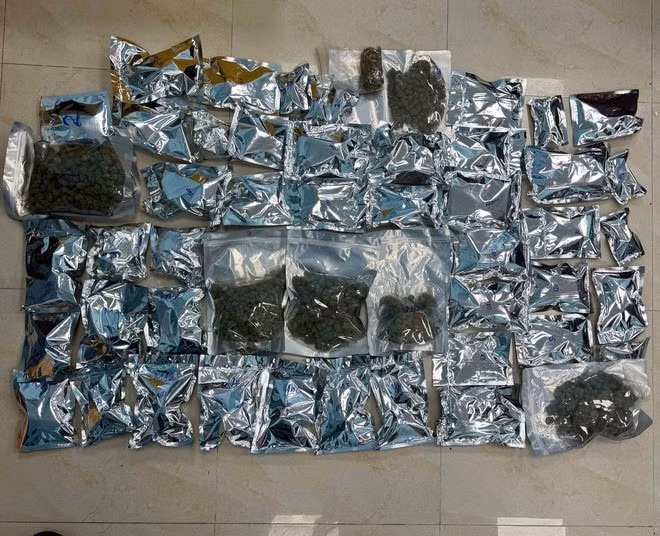 Các đối tượng trong đường dây mua bán ma túy bị bắt giữ cùng tang vật. Ảnh: Công an TP Đà Nẵng.