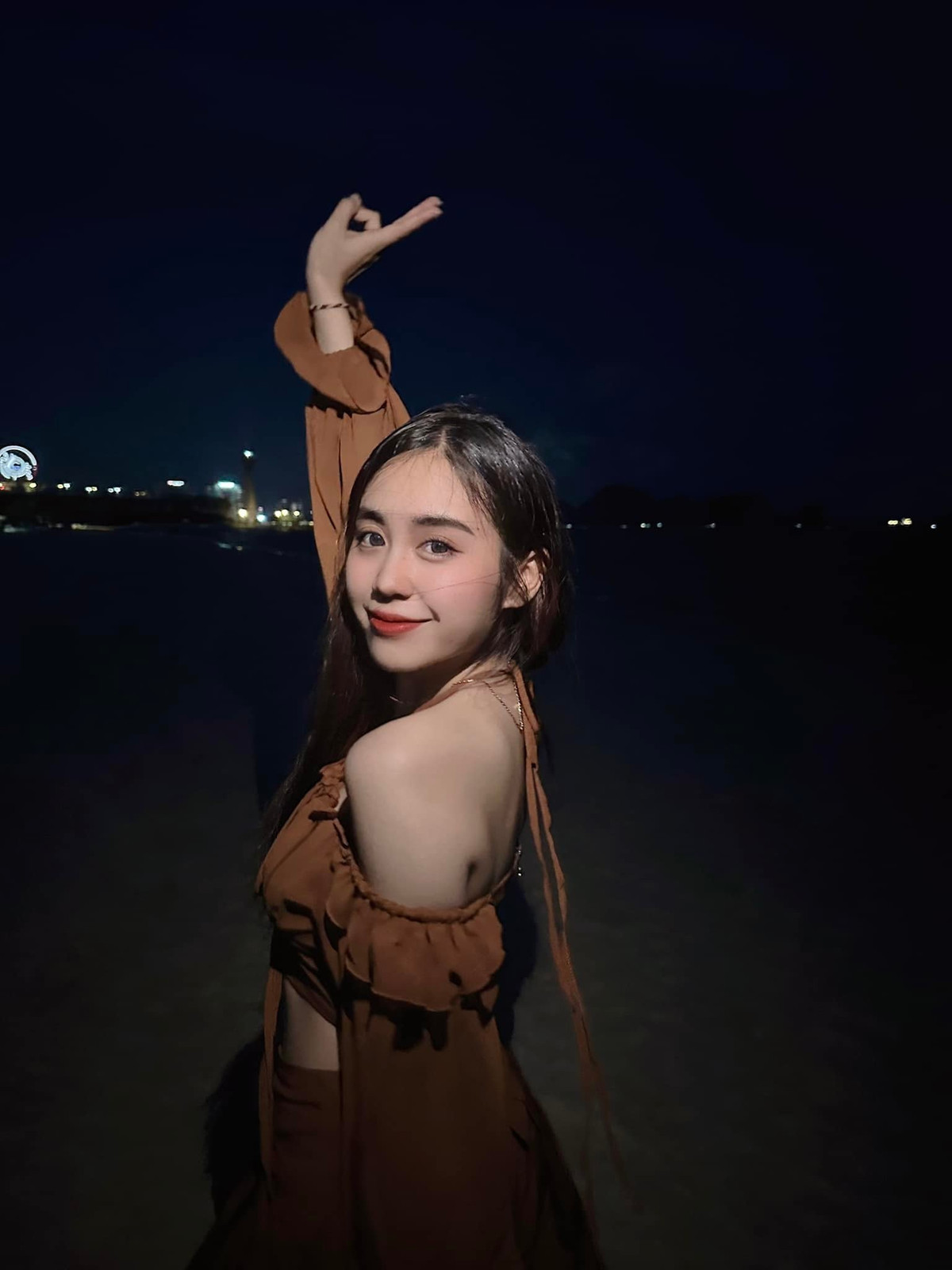 Để thể hiện tình yêu của mình với mảnh đất đang sinh sống và học tập, trong đầu trang, Maysaa luôn để dòng chữ "Cô bé Lào yêu Việt Nam".