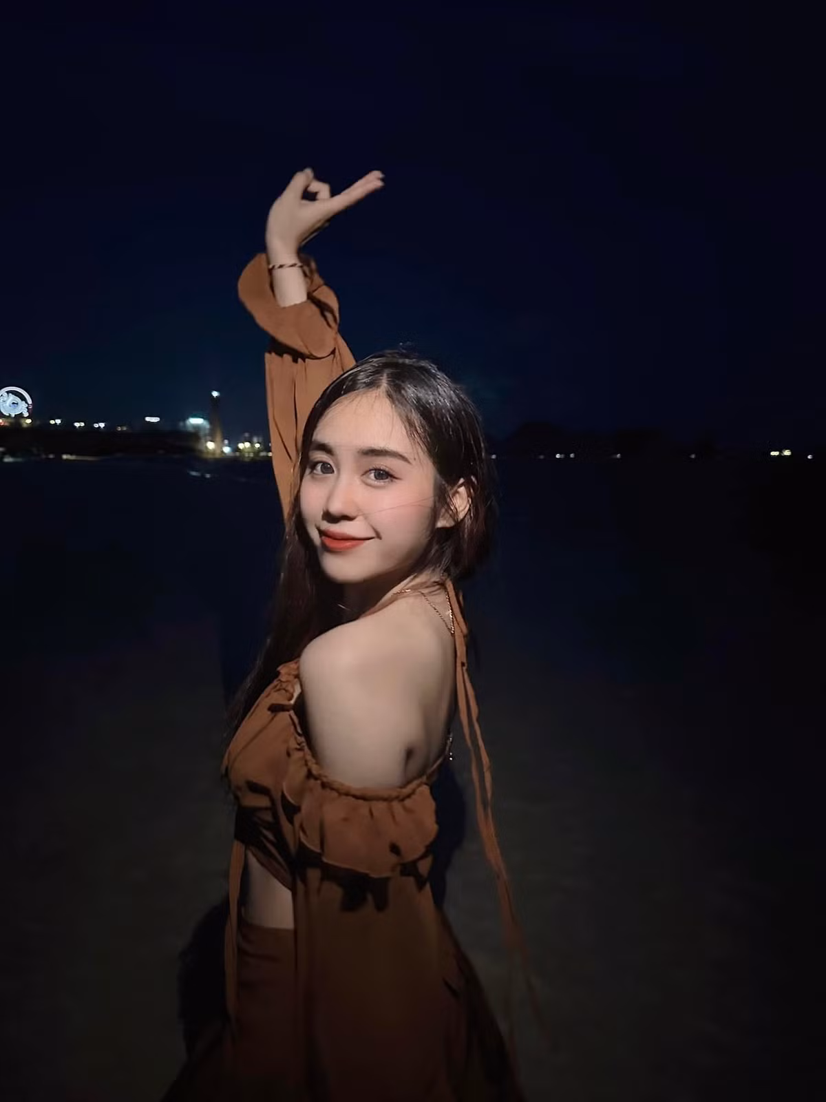 Để thể hiện tình yêu của mình với mảnh đất đang sinh sống và học tập, trong đầu trang, Maysaa luôn để dòng chữ "Cô bé Lào yêu Việt Nam".