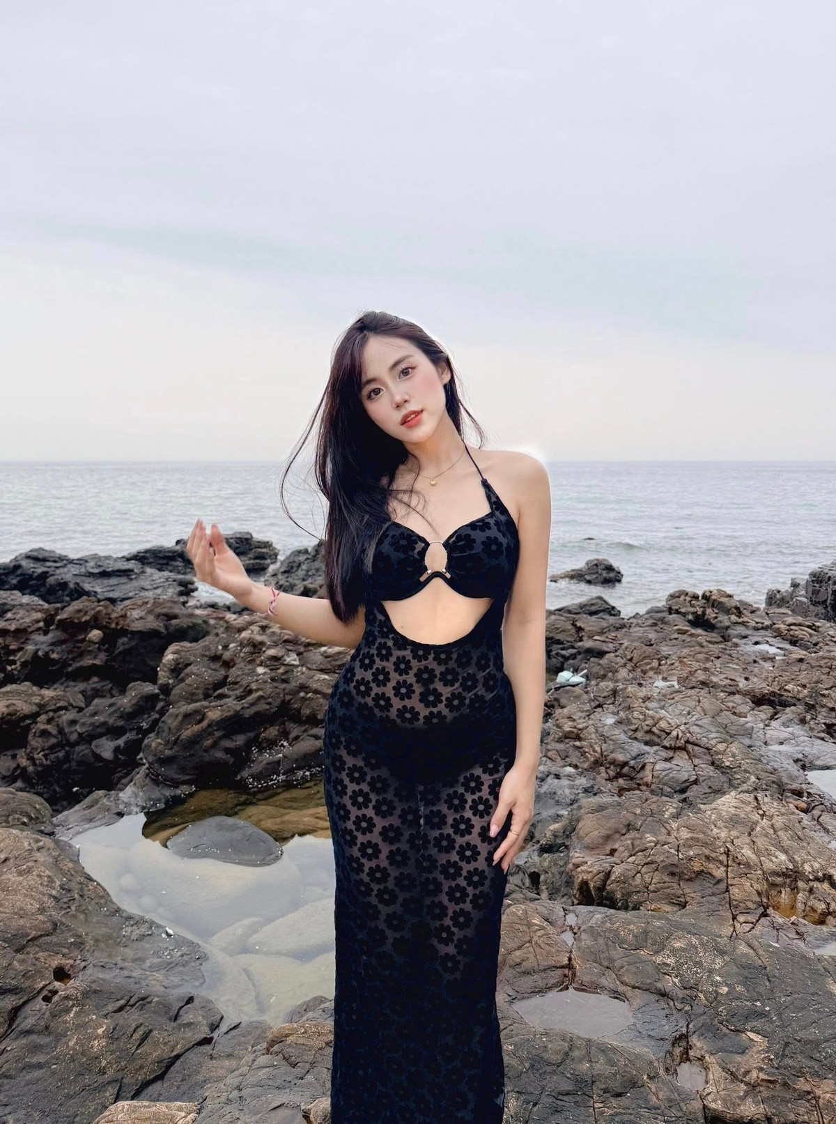 Hot girl Lào lựa chọn thiết kế bikini 1 mảnh, khoe đường cong nuột nà.