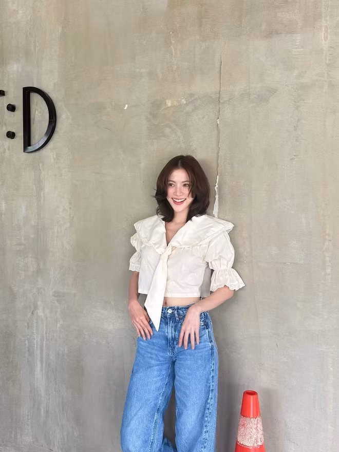 Thiết kế này giúp Baifern tôn dáng, tạo hiệu ứng vai thon và vòng eo nhỏ, vừa ngọt ngào vừa duyên dáng.