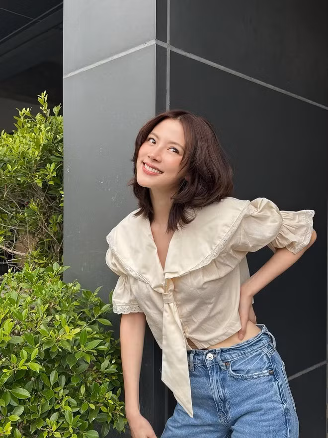 Vào những ngày thu mát mẻ Baifern gợi ý một lựa chọn kinh điển nhưng chưa bao giờ lỗi mốt: váy họa tiết trái tim (hoặc chấm bi) với phần tay phồng nhẹ.