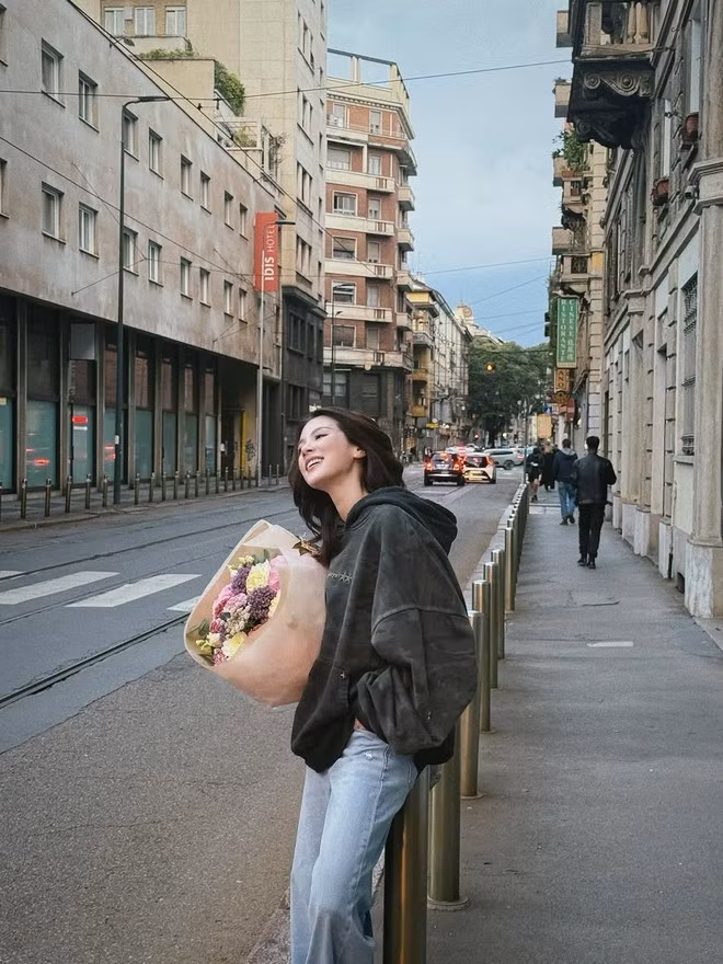 Diện áo hoodie cùng quần jeans và sneaker trắng, Baifern ghi điểm tuyệt đối với vẻ ngoài năng động, trẻ trung và cuốn hút. Set đồ tưởng chừng đơn giản lại tạo nên outfit xuống phố cực sành điệu.