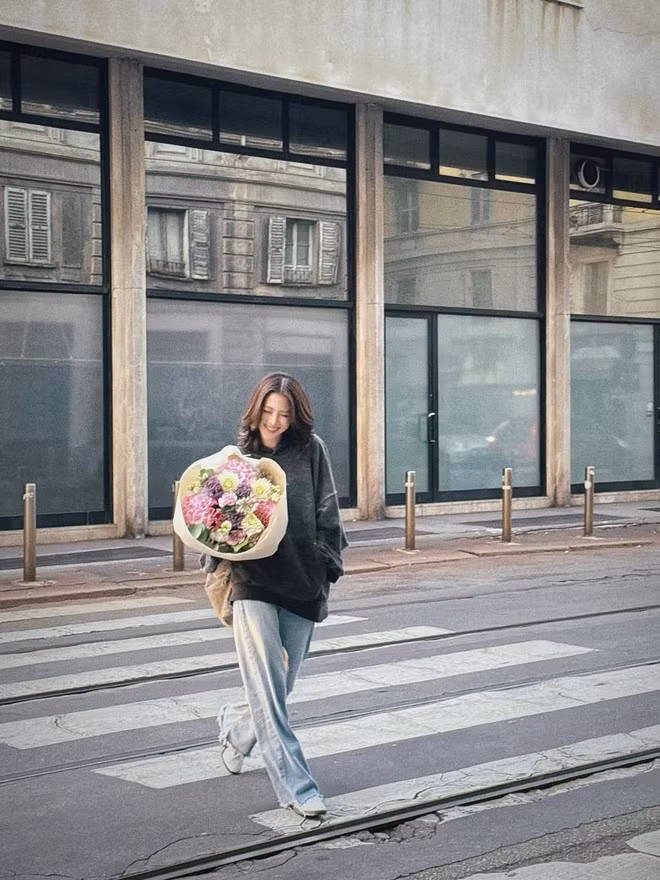 Gam xám luôn là tông màu "ruột" của mùa thu, và Baifern đã khéo léo chứng minh vì sao nó chưa bao giờ lỗi mốt. Cô nàng diện cardigan xám mỏng phối cùng chân váy kẻ xám đậm, tạo nên tổng thể ton-sur-ton vừa sang chảnh vừa tinh tế.