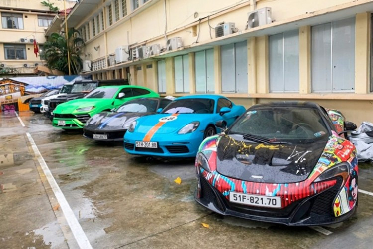 Ta "cò siêu xe" Phan Công Khanh từng gây ấn tượng trong giới mê siêu xe là nhập về Việt Nam chiếc Porsche 918 Spyder, McLaren Senna và siêu xe đua McLaren Senna GTR đã tái xuất sang Đức.