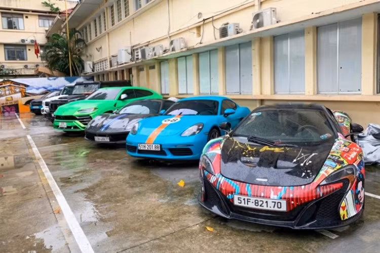 Ta "cò siêu xe" Phan Công Khanh từng gây ấn tượng trong giới mê siêu xe là nhập về Việt Nam chiếc Porsche 918 Spyder, McLaren Senna và siêu xe đua McLaren Senna GTR đã tái xuất sang Đức.