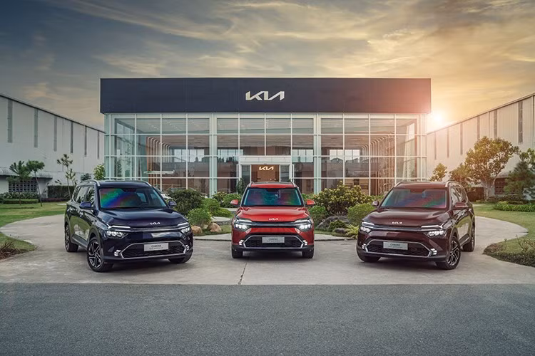 Mẫu MPV KIA Carens cũng được áp dụng các chương trình ưu đãi từ 5 - 22 triệu đồng tùy phiên bản, đi kèm một số gói phụ kiện tặng thêm nhằm tăng tính cạnh tranh trong phân khúc.