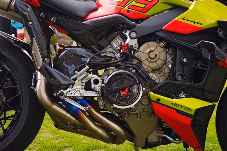 Ở bình xăng xe có huy hiệu bằng kim loại ghi phiên bản xe và số thứ tự, chi tiết này cũng xuất hiện trên chìa khóa xe Ducati Streetfighter V4 Lamborghini, yên xe được lấy cảm hứng từ thiết kế nội thất của siêu bò Lamborghini Huracan STO. Đồng hồ màn hình TFT.