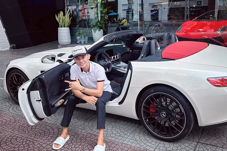 Phan Công Khanh được biết nhiều với tên thường gọi là Khanh Supper, sau khi mở 1 showroom nhỏ ở huyện Bình Chánh đã khai trương 1 showroom to lớn nằm trên đường Trần Hưng Đạo, quận 1, TP.HCM (trước đây).