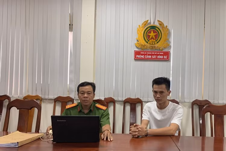 Viện KSND TPHCM vừa hoàn tất cáo trạng, truy tố bị can Phan Công Khanh (31 tuổi, ngụ Vĩnh Long) về tội lừa đảo chiếm đoạt tài sản, Mohamach Da Pha (29 tuổi, ngụ An Giang) bị truy tố về tội lừa đảo chiếm đoạt tài sản và lạm dụng tín nhiệm chiếm đoạt tài sản.