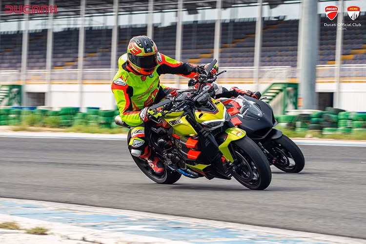 Khối động cơ sản sinh công suất tối đa 208 mã lực tại tua máy 12.500 vòng/phút và mô-men xoắn cực đại lên đến 123 Nm tại tua máy 11.500 vòng/phút. Đi kèm với động cơ này là hộp số côn tay 6 cấp.