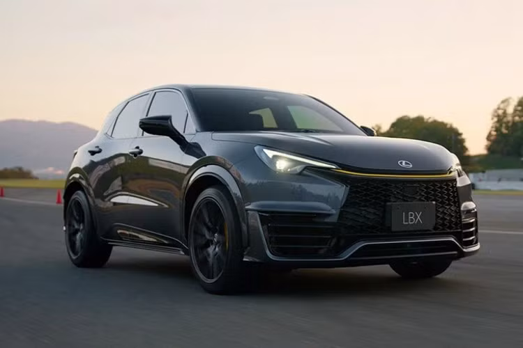 Cung cấp sức mạnh cho Lexus LBX Morizo RR là khối động cơ 3 xy-lanh turbo dung tích 1.6L mang mã G16E-GTS, sản sinh công suất tối đa 305 mã lực và mô-men xoắn cực đại 400 Nm.