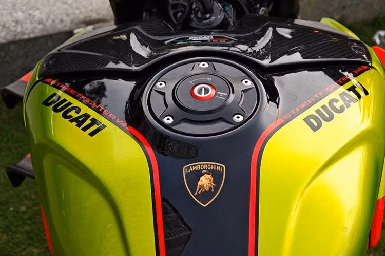 Không những thế các thành phần bằng vật liệu sợi carbon trên bản giới hạn của Ducat cũng sử dụng các thiết kế giống như vật liệu trên Huracan STO. Những điểm nhấn tiếp theo có thể kể đến màu xanh lá rất đặc trưng của xe siêu xe Huracan STO như logo STO cũng xuất hiện trên xe Ducati Streetfighter V4 Lamborghini.