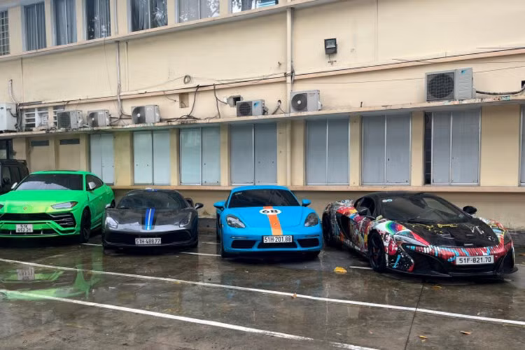 Mặt bằng cực đẹp và trong showroom siêu xe này lúc nào cũng có các mẫu ôtô thể thao đắt đỏ trị giá hàng chục tỷ đồng của các thương hiệu như; McLaren, Ferrari, Lamborghini, Bentley hay Rolls-Royce túc trực nên thu hút giới nhà giàu mua sắm.